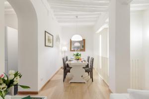 Posezení v ubytování Orchidea Bianca, a 2 Bedrooms 2 Bathrooms Understated Luxury with a Welcoming Ambience