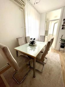 奧西耶克的住宿－La bella casa，一间带桌椅的用餐室