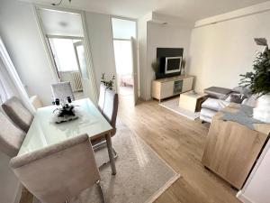 Televízia a/alebo spoločenská miestnosť v ubytovaní La bella casa, SELF CHECK-IN, FREE PARKING
