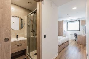 A bathroom at Micampus Santander Student Residence Még 24 kép