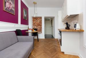 a living room with a couch and a table at Apartament przy Placu Zamkowym by Renters in Warsaw