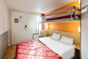 A bed or beds in a room at Premiere Classe Fontenay Tresigny