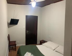 1 dormitorio con cama y puerta negra en Hotel Real Paulista, en São Paulo