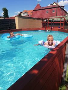 Bazén v ubytovaní Smeraldo Apartmanok Siófok alebo v jeho blízkosti