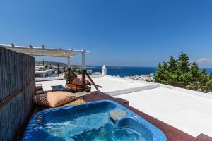 a jacuzzi tub on top of a house at Xydakis Apartments in Mýkonos City