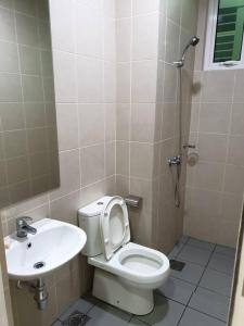 La salle de bains est pourvue de toilettes et d'un lavabo. dans l'établissement Direct QBM & IKEA *Highfloor Sunrise Seaview Condo, à Bayan Lepas
