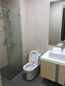 een badkamer met een douche, een toilet en een wastafel bij Direct QBM & IKEA *Highfloor Sunrise Seaview Condo in Bayan Lepas