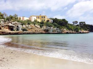 ein Haus auf einem Hügel neben dem Strand in der Unterkunft Cala Ferrera HOME&ME in Felanitx