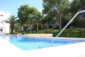 einem Pool mit einem Wasserschlauch in der Unterkunft Cala Ferrera HOME&ME in Felanitx