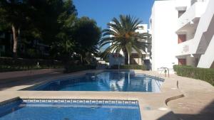 ein großes Schwimmbad neben einem Gebäude in der Unterkunft Cala Ferrera HOME&ME in Felanitx