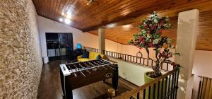 pokój ze stołem i drzewem w obiekcie Walters Lane Luxury Accommodation main house - No loadshedding w Kapsztadzie