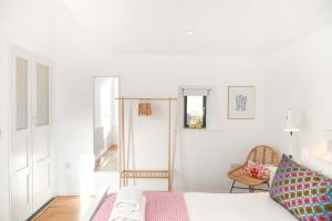 um quarto branco com uma cama e uma cadeira em Polly's Yard Dennington Suffolk em Dennington