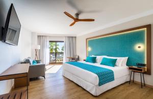 1 dormitorio con 1 cama grande y pared azul en Barceló Cabo de Gata en Retamar