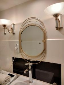 a bathroom with a mirror and a sink at Uroczy Loft in Częstochowa