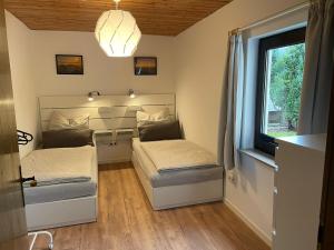 a bedroom with two beds and a window at Ferienwohnung di Simoni in Bad Laasphe