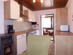 cocina con encimera y silla en Haus Bergheim, en Bischofswiesen 21 fotos más