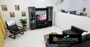 TV a/nebo společenská místnost v ubytování Cozy Air Putih Homestay Kuantan 4R5B by GlimHome