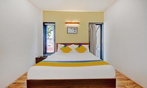 1 dormitorio con 1 cama grande en una habitación en Itsy By Treebo - Shivshakti en Aurangabad