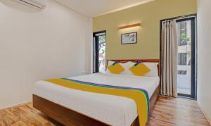 1 dormitorio con cama y ventana en Itsy By Treebo - Shivshakti, en Aurangabad