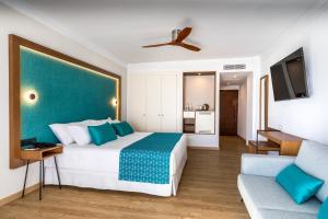 Habitación de hotel con cama y sofá en Barceló Cabo de Gata en Retamar
