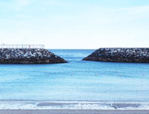 dwie wyspy w oceanie z kamieniami w wodzie w obiekcie Mirage Bab Al Bahr Beach Resort w mieście Dibba