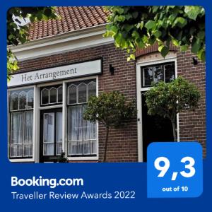 budynek z czerwonej cegły z drzwiami i oknem w obiekcie Het arrangement w mieście Wemeldinge