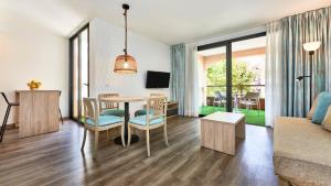 Televízia a/alebo spoločenská miestnosť v ubytovaní Apartamentos Sinfony