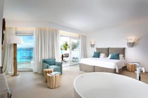 una habitación de hotel con cama y una habitación con vistas en Gabbiano Azzurro Hotel & Suites, en Golfo Aranci