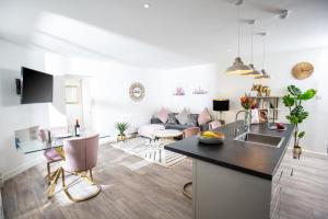 een keuken en een woonkamer met een wastafel en een aanrecht bij Elizabeth Flat 5 - By Luxury Apartments in Cheltenham