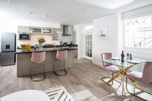 een open keuken met een tafel en stoelen bij Elizabeth Flat 5 - By Luxury Apartments in Cheltenham