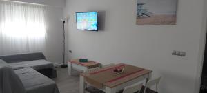 Televízia a/alebo spoločenská miestnosť v ubytovaní Apartamento SUERTE con vistas a la playa San Antonio de Cullera