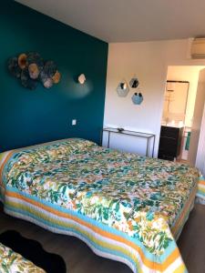 1 dormitorio con cama y pared verde en Lagalerne, en Neuville-du-Poitou