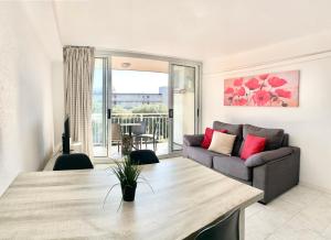 A seating area at Apartamentos Zaragoza