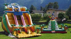 Ein Kinderspielbereich in der Unterkunft Landhaus Ambachhof