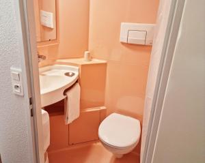 Koupelna v ubytování Premiere Classe Honfleur + 24 fotografií