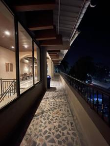 un pasillo de una casa con ventanas por la noche en Hotel Vardhan, en Silvassa