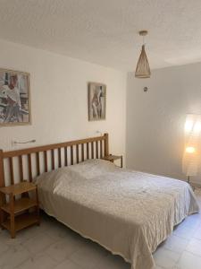- une chambre avec un lit, une chaise et une lampe dans l'établissement Residence Roc E Mare Cargèse, à Cargèse