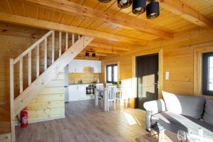 una sala de estar con una escalera en una casa de madera en Sielanka Mazurska/Mazury en Lepaki Wielkie