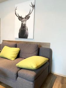 un sofá con una foto de un ciervo en la pared en Das kleine Klee, en Hahnenklee-Bockswiese