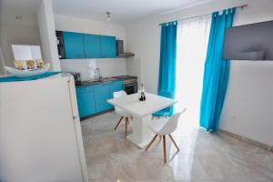 Virtuvė arba virtuvėlė apgyvendinimo įstaigoje Apartments Lenka