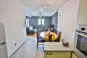 Virtuvė arba virtuvėlė apgyvendinimo įstaigoje Apartments Lenka
