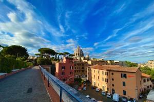 uma vista da cidade a partir de uma ponte em Gelsomino House em Roma