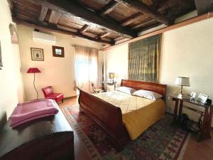 LubrianoLe Calanque La Terrazza su Civita的一间卧室，里面有一张床、一张桌子和一把椅子 更多31张照片