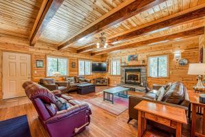sala de estar con muebles de cuero y chimenea en Black Diamond Lodge, en Big Creek