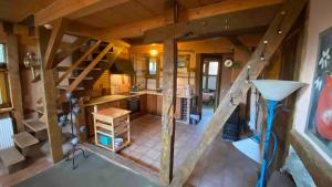 einen Ausblick über ein im Bau befindliches Haus in der Unterkunft Ferienwohnung Kunstscheune Mosel in Raversbeuren