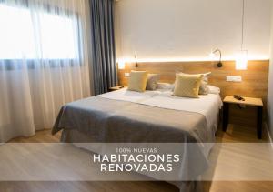 a hotel room with a bed and a window at Hotel Aida in Torrejón de Ardoz
