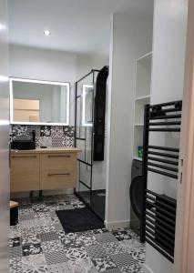 a bathroom with a sink and a desk and a mirror at Gîte "La bulle de Léna" avec petit-déjeuner garage et parking in Flavigny