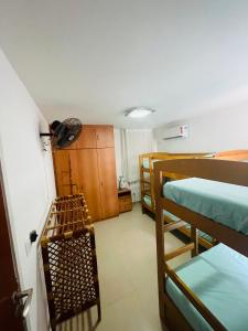 een slaapzaal met 2 stapelbedden en een kast bij Apartamento Aquaville Resort in Aquiraz +56 foto's