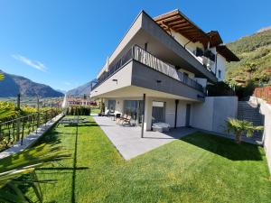 a large house with a lawn in front of it at Apartments Lichtenberg in Lagundo