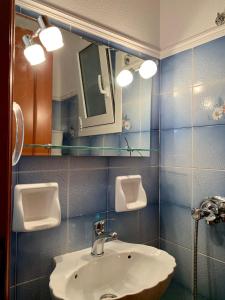 y baño con lavabo y espejo. en CityCenter Apartment en Argostoli